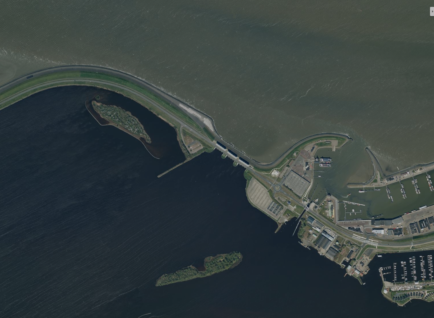 Luchtfoto Lauwersmeer gescheiden van Waddenzee door Lauwerszeedijk en Cleveringsluizen (bron Bing maps)